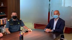 El alcalde de Curtis recibe al Sargento de la Guardia Civil en la Casa Consistorial. 