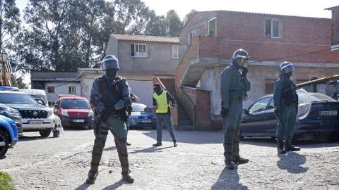 Operativo antidroga de la Guardia Civil en el poblado de O Vao