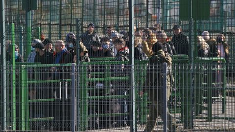 Centenares de personas esperando para cruzar la frontera entre Ucrania y Polonia
