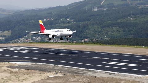 Foto de archivo de un avi�n aterrizando en Peinador.