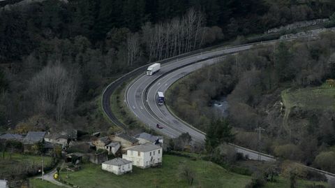 La A-76 seguir en su mayor parte el trazado de la carretera N-120 (en la foto, un tramo de en el municipio de Quiroga)