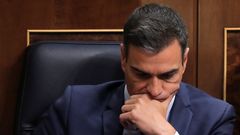 Pedro S�nchez, abatido, durante la segunda votaci�n en la que se confirm� el rechazo del Congreso a su candidatura