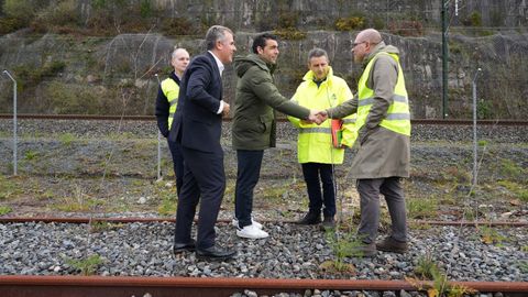 El presidente de la Diputaci�n, Luis L�pez, visit� ayer el trazado en desuso junto a personal de Adif.