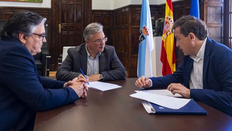 Luis Menor recibió a José Luis Gavela y Julio Soto, de la Fundación San Rosendo