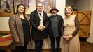 O ga�ador, acompa�ado de representantes do Concello e da Asociaci�n Caldeir�n
