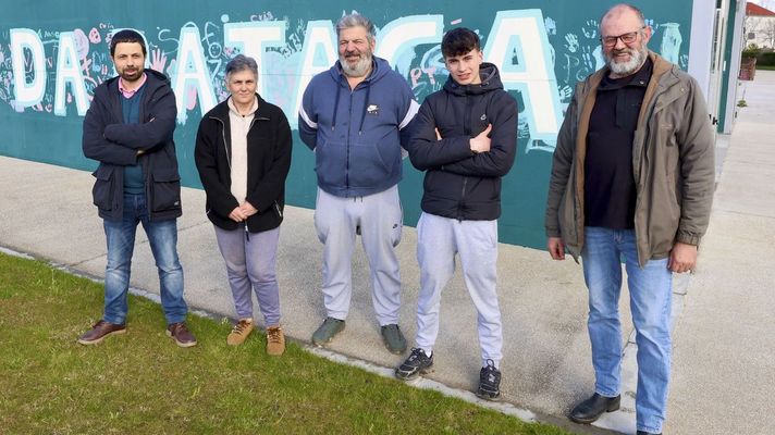 Productores de Coristanco, ante las instalaciones del Museo da Pataca