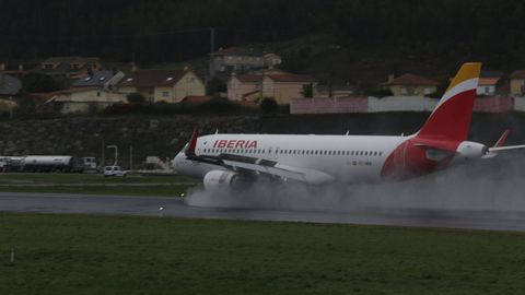 Imagen de archivo de un avi�n de Iberia aterrizando con lluvia en Alvedro