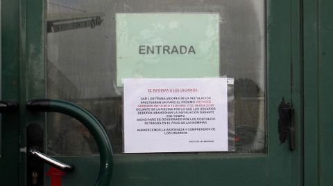 Cartel en la puerta de la piscina que informa de los dos paros convocados para este viernes