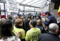 <span lang= es-es >Protesta en A Coru�a</span>. Los afectados se concentraron delante de los Nuevos Juzgados durante m�s de dos horas, y se reunieron con la teniente fiscal y una persona responsable de Consumo.