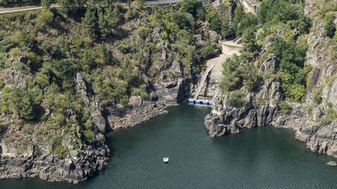 El proyecto de la Xunta propone la instalaci�n de un nuevo pantal�n en el saliente situado a la izquierda de la fotograf�a