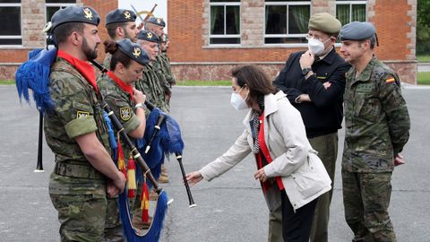 La ministra de Defensa, Margarita Robles, en su visita al acuartelamiento de Cabo Noval en Oviedo
