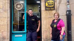 Javi Fern�ndez y Susi Alonso en la puerta del Entre Pan, un local con 35 a�os de historia.