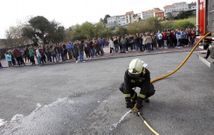 <span lang= es-es >Simulacro en el Xelm�rez II</span>. Una dotaci�n de los Bomberos de Santiago intervino ayer por la tarde en un simulacro y desalojo del IES Xelm�rez II. Participaron docentes y alumnado. Dur� 35 minutos y se hizo un recuento de usuarios del centro, adem�s de corregir peque�os fallos detectados.
