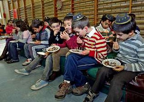 En Caldas, los ni�os del Ludonadal se tomaron ayer las uvas para despedir el a�o.
