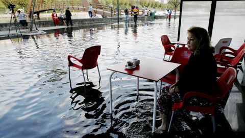 Betanzos ultima una solucin. Los trabajos de aglomerado del Malecn pretenden evitar las inundaciones que padece el barrio de A Ribeira, en pleno casco urbano, y pegado al ro Mandeo. Tambin se colocaron bombas de drenaje para hacer frente a las crecidas de este ro y del Mendo