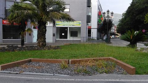 Rotonda con maderos y piedras en Trubia