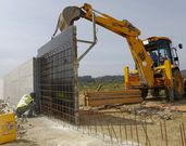 Trabajos de construcci�n, ayer, de la nave de Romay Castro. 