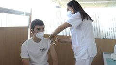 Un joven, este viernes, vacun�ndose contra el covid en el recinto ferial de Pontevedra