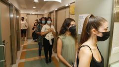 La vacuna del coronavirus est llegando en los ltimos das en el hospital de Burela (en imagen, cola para vacunarse) a gente ms joven