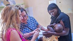 Lara Santiago Mart�nez, a la izquierda, presidenta de Da Man, su madre y fundadora de la oeneg�, Pilar Mart�nez, con una paciente en Senegal