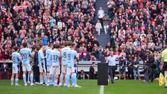Los futbolistas del Celta, sum�ndose al aplauso a Ernesto Valverde en los proleg�menos del partido.