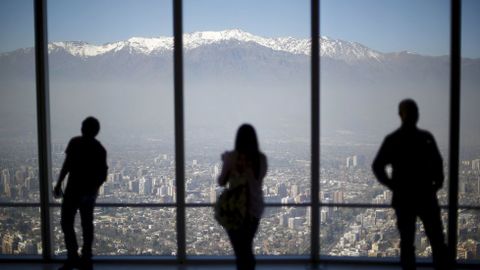 Vista de Los Andes desde lo alto de un edificio de Santiago (Chile). 