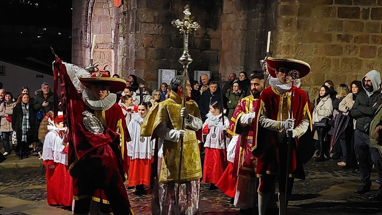 Ecce Homo doble, 80 manolas, 50 monaguillos y nazarenos dulces, en la Semana Santa de Betanzos