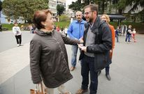 <span lang= es-es >Reparto de propaganda en Amboage</span>. �ngel Mato estren� la precampa�a con un reparto informativo en la plaza de Amboage, un acto previsto en todas las ciudades de Espa�a. 