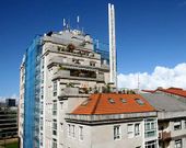 <span lang= es-es >...y as� est� ahora.</span> Varios meses de obras, especialmente complicadas al realizarse en un inmueble habitado y que ten�a que seguir con ascensor (aunque siete familias tuvieron que dejarlo temporalmente), han permitido podar las dos plantas superiores