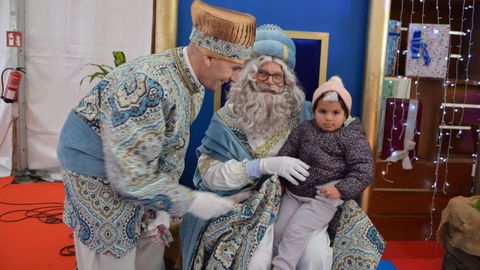 Los Reyes Magos acudieron a Sanxenxo a saludar a los m�s peque�os