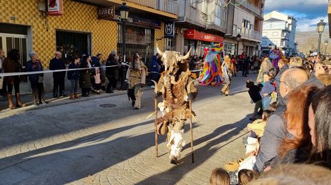 Viana acoge la mayor mascarada de la pennsula Ibrica.Entroido Ribeirao de Santiago de Arriba, en Chantada, en el desfile.