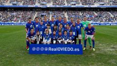 Alineacion Real Oviedo Albacete Carlos Tartiere.Los futbolistas del Real Oviedo posan con aficionados azules