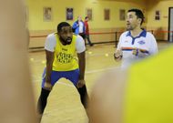 Garc�a de Vitoria y el p�vot nigeriano vivieron ayer una extra�a e intensa jornada. 
