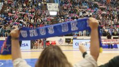 Bufanda en alto en un partido del Baxi en A Malata