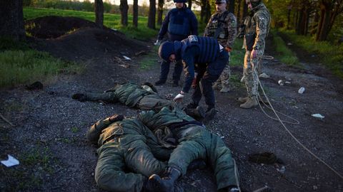 Los zapadores verifican si hay artefactos explosivos en los cuerpos de los soldados rusos encontrados en la aldea de Vilkhivka despu�s de que las Fuerzas Armadas de Ucrania la recuperaron, en la regi�n de Kharkiv, Ucrania,
