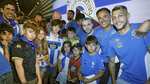 Algunos jugadores del D�por con los aficionados en el museo de La Voz.