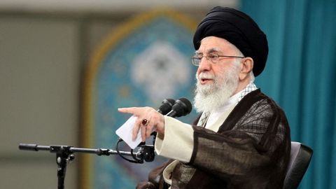 Él líder supremo de Irán, Alí Jamenéi, en un encuentro con estudiantes.