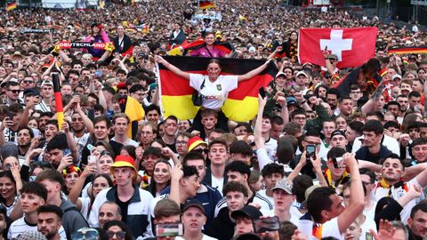 Aficionados alemanes viendo un partido de su seleccin en la pantalla gigante instalada en la Puerta de Brandemburgo.