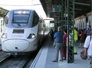 El Alvia de la tarde entrando ayer en la estaci�n de Lugo, procedente de Madrid. 