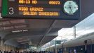 El tren de las 8.13 salió esta mañana de martes cerca a las 8.30 horas de la estación de Pontevedra hacia Vigo, tal y como se evidencia en el reloj de la propia estación.