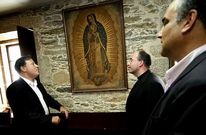 El presidente de Panam�, ante el cuadro que motiv� su propuesta en Betanzos. 