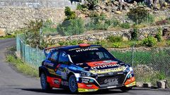  Jos� Antonio Su�rez �Cohete�, su copiloto Alberto Iglesias con el Hyndai i20, negociando una curva esta tarde en uno de los tramos del Rallye de Tenerife.