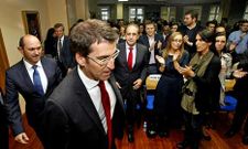 N��ez Feijoo fue recibido entre aplausos en la sede provincial del PP en Pontevedra.
