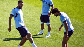 Boja Iglesias y Gon�alo Paci�ncia, actual jugador del Santa Clara, en un entrenamiento del Celta.