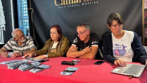 Representantes del Concello y de la asociaci�n Mar de F�bula, durante la sesi�n