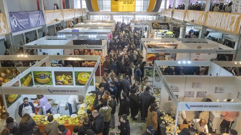 Mas de setenta expositores participan en la Festa do Queixo de Arz�a, que este a�o cumpi� 51 ediciones