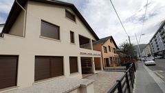 LA REFORMA DE UN NEGOCIO QUE ALOJ� A MULTITUD DE VERANEANTES EN COVAS. El hotel La Terraza (en la imagen aparece el chal� de su parte delantera reci�n reformado) fue fundado por un emigrante retornado de Venezuela; seg�n lo previsto, a final de a�o ofrecer� seis apartamentos de alquiler