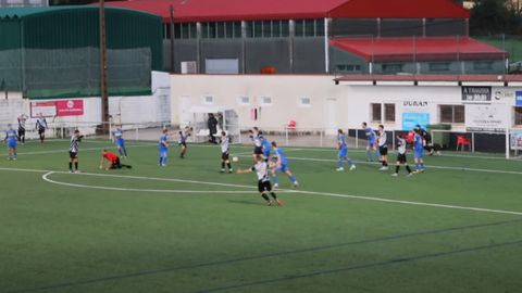 Fotograma en el que se puede apreciar al colegiado en el suelo. 