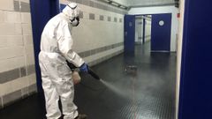 Operario limpiando en el Carlos Tartiere
