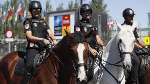 Policas a caballo patrullando este lunes en el exterior del recinto de Ifema, donde se celebrar la cumbre de la OTAN